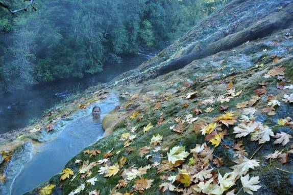 Banho em piscina natural de água quente em plena natureza da Umpqua National Forest, no sul do Oregon, estado da costa oeste dos Estados Unidos